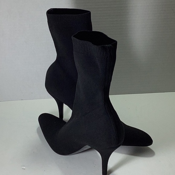 Balenciaga
Women's Knife Knit High Heel Booties - Picture 5 of 11